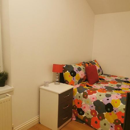 Lovely Spacious Room Near Train Station And University Dallington  Exterior foto